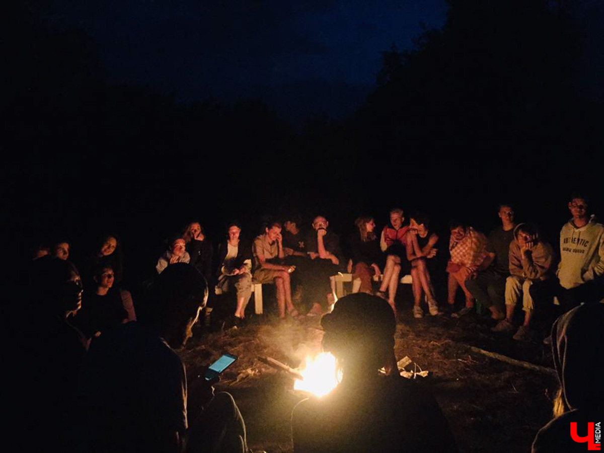 Разрушенная церковь и ГЭС, рассветное поле и плот на реке: на выходных в селе Фомиха 40 театралов из МХАТа читали для зрителей современные пьесы. Чем запомнилась лаборатория драматургии «Сенокос»?