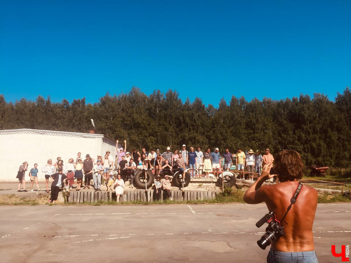 Разрушенная церковь и ГЭС, рассветное поле и плот на реке: на выходных в селе Фомиха 40 театралов из МХАТа читали для зрителей современные пьесы. Чем запомнилась лаборатория драматургии «Сенокос»?