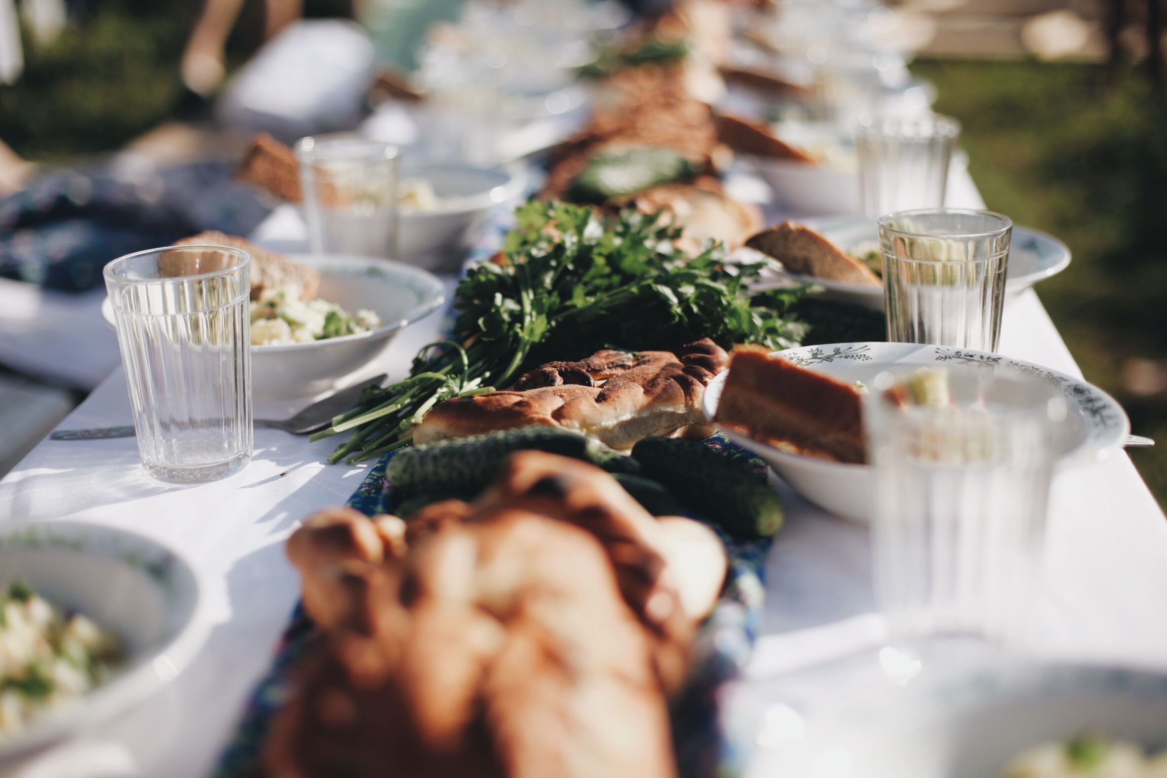 Разрушенная церковь и ГЭС, рассветное поле и плот на реке: на выходных в селе Фомиха 40 театралов из МХАТа читали для зрителей современные пьесы. Чем запомнилась лаборатория драматургии «Сенокос»?