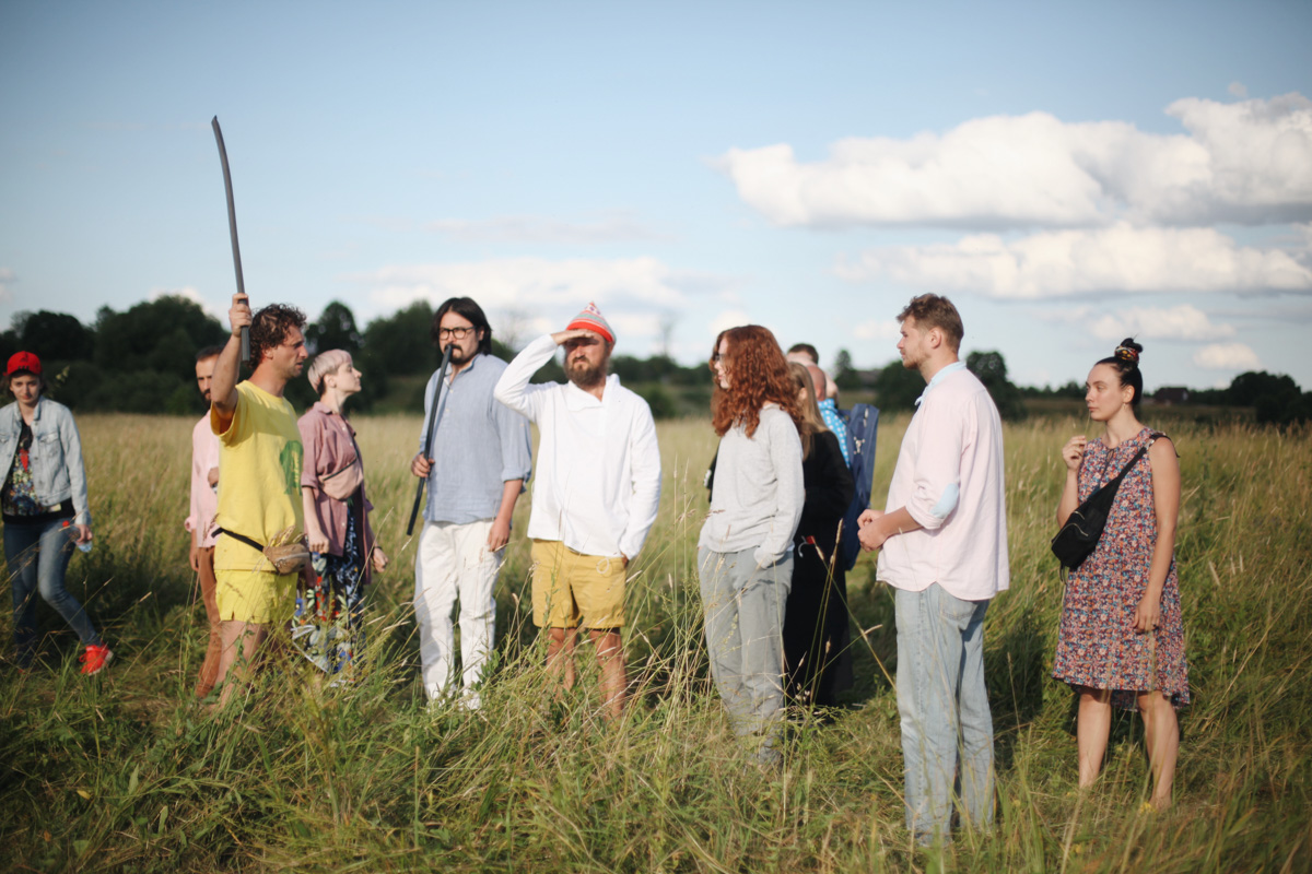 Разрушенная церковь и ГЭС, рассветное поле и плот на реке: на выходных в селе Фомиха 40 театралов из МХАТа читали для зрителей современные пьесы. Чем запомнилась лаборатория драматургии «Сенокос»?