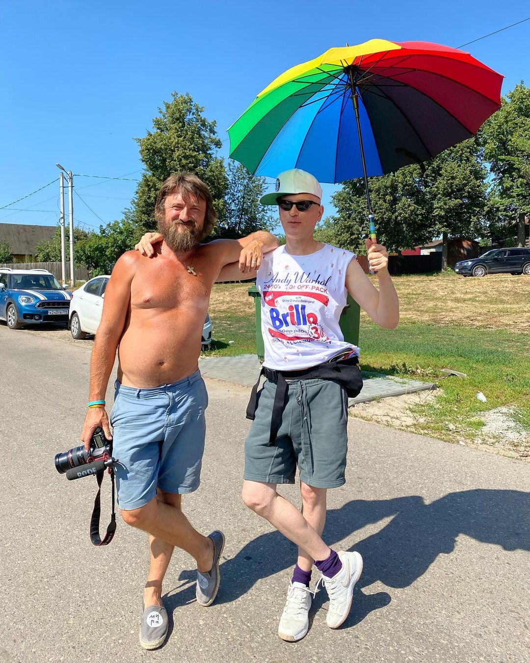 Разрушенная церковь и ГЭС, рассветное поле и плот на реке: на выходных в селе Фомиха 40 театралов из МХАТа читали для зрителей современные пьесы. Чем запомнилась лаборатория драматургии «Сенокос»?