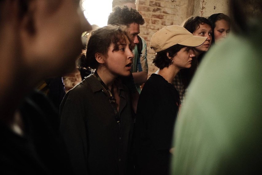 Разрушенная церковь и ГЭС, рассветное поле и плот на реке: на выходных в селе Фомиха 40 театралов из МХАТа читали для зрителей современные пьесы. Чем запомнилась лаборатория драматургии «Сенокос»?