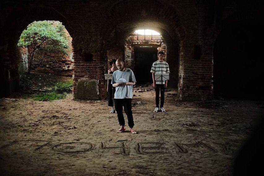 Разрушенная церковь и ГЭС, рассветное поле и плот на реке: на выходных в селе Фомиха 40 театралов из МХАТа читали для зрителей современные пьесы. Чем запомнилась лаборатория драматургии «Сенокос»?