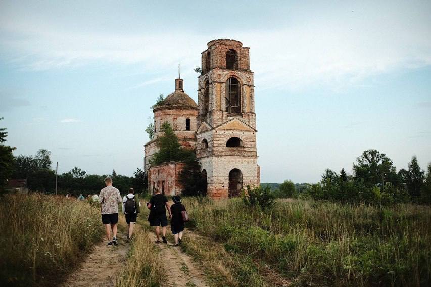 Разрушенная церковь и ГЭС, рассветное поле и плот на реке: на выходных в селе Фомиха 40 театралов из МХАТа читали для зрителей современные пьесы. Чем запомнилась лаборатория драматургии «Сенокос»?