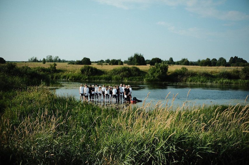 Разрушенная церковь и ГЭС, рассветное поле и плот на реке: на выходных в селе Фомиха 40 театралов из МХАТа читали для зрителей современные пьесы. Чем запомнилась лаборатория драматургии «Сенокос»?