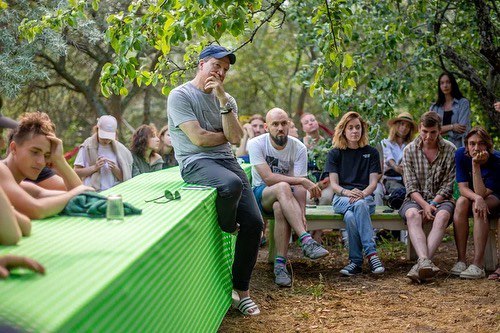 Разрушенная церковь и ГЭС, рассветное поле и плот на реке: на выходных в селе Фомиха 40 театралов из МХАТа читали для зрителей современные пьесы. Чем запомнилась лаборатория драматургии «Сенокос»?