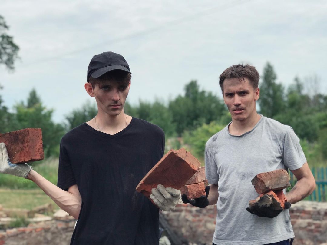 Разрушенная церковь и ГЭС, рассветное поле и плот на реке: на выходных в селе Фомиха 40 театралов из МХАТа читали для зрителей современные пьесы. Чем запомнилась лаборатория драматургии «Сенокос»?