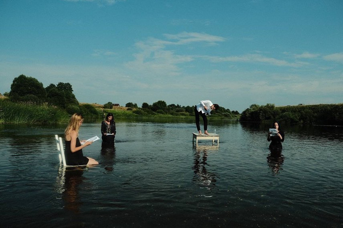 Разрушенная церковь и ГЭС, рассветное поле и плот на реке: на выходных в селе Фомиха 40 театралов из МХАТа читали для зрителей современные пьесы. Чем запомнилась лаборатория драматургии «Сенокос»?