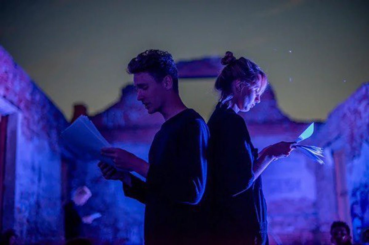 Разрушенная церковь и ГЭС, рассветное поле и плот на реке: на выходных в селе Фомиха 40 театралов из МХАТа читали для зрителей современные пьесы. Чем запомнилась лаборатория драматургии «Сенокос»?