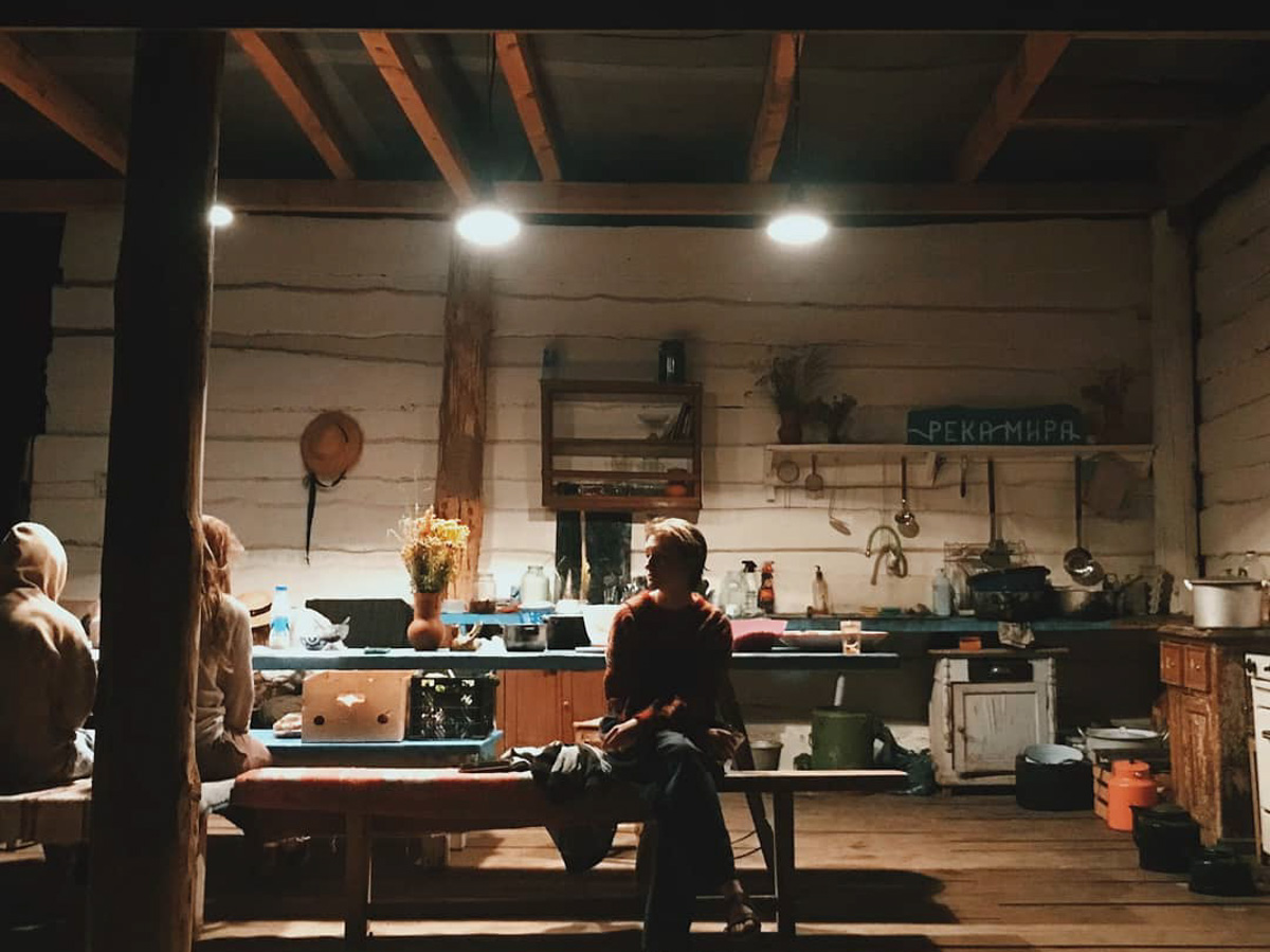 Разрушенная церковь и ГЭС, рассветное поле и плот на реке: на выходных в селе Фомиха 40 театралов из МХАТа читали для зрителей современные пьесы. Чем запомнилась лаборатория драматургии «Сенокос»?