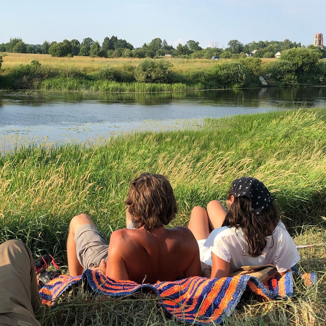 Разрушенная церковь и ГЭС, рассветное поле и плот на реке: на выходных в селе Фомиха 40 театралов из МХАТа читали для зрителей современные пьесы. Чем запомнилась лаборатория драматургии «Сенокос»?