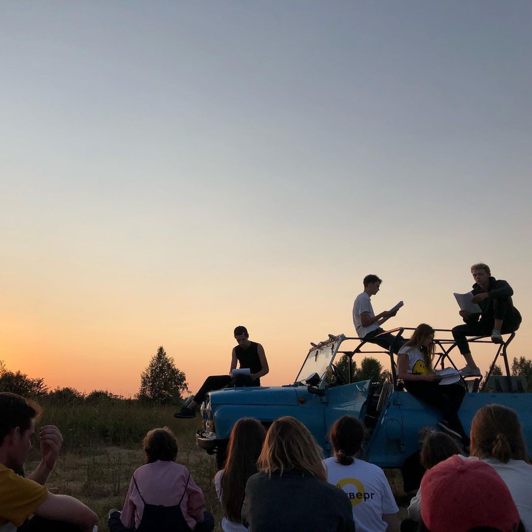 Разрушенная церковь и ГЭС, рассветное поле и плот на реке: на выходных в селе Фомиха 40 театралов из МХАТа читали для зрителей современные пьесы. Чем запомнилась лаборатория драматургии «Сенокос»?