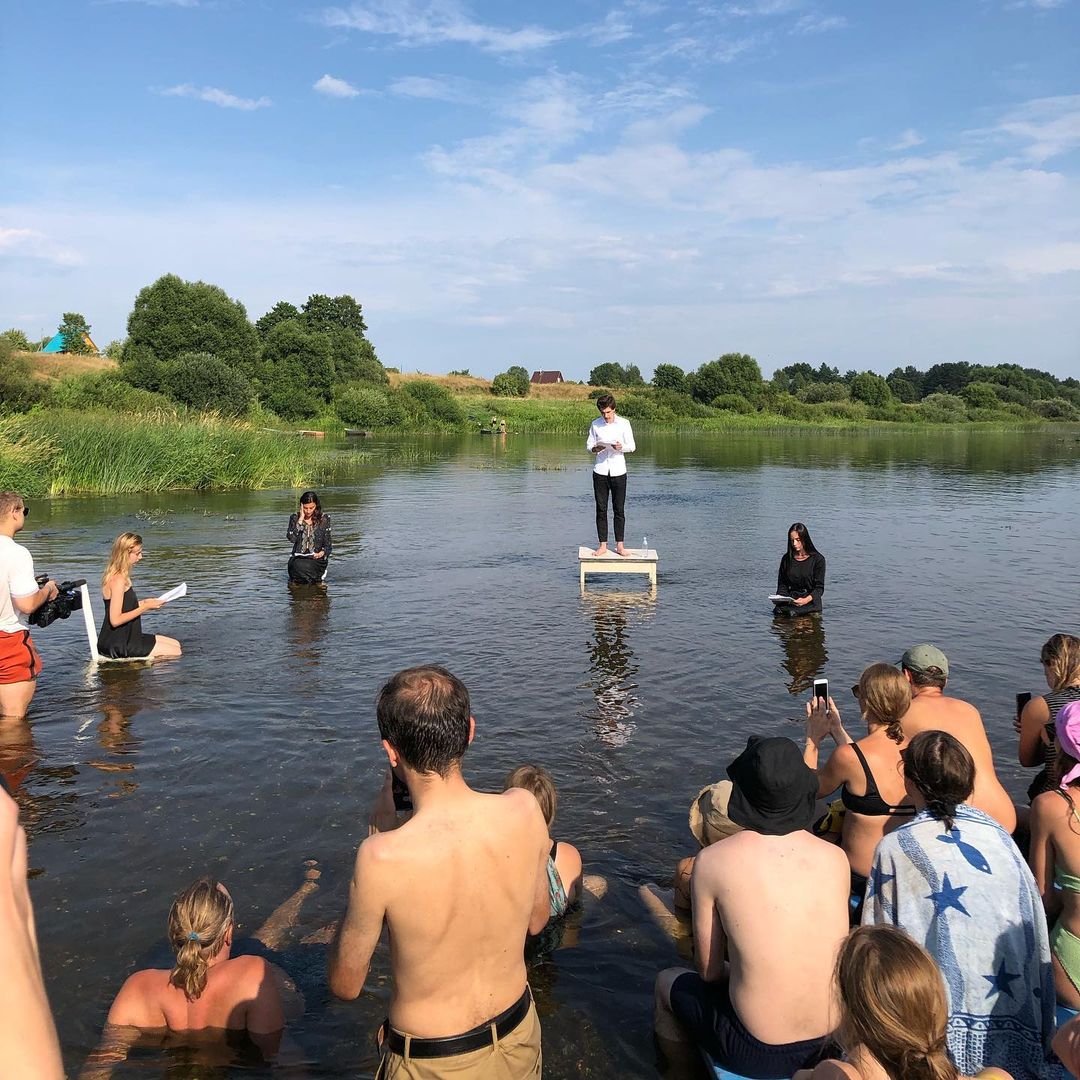 Разрушенная церковь и ГЭС, рассветное поле и плот на реке: на выходных в селе Фомиха 40 театралов из МХАТа читали для зрителей современные пьесы. Чем запомнилась лаборатория драматургии «Сенокос»?