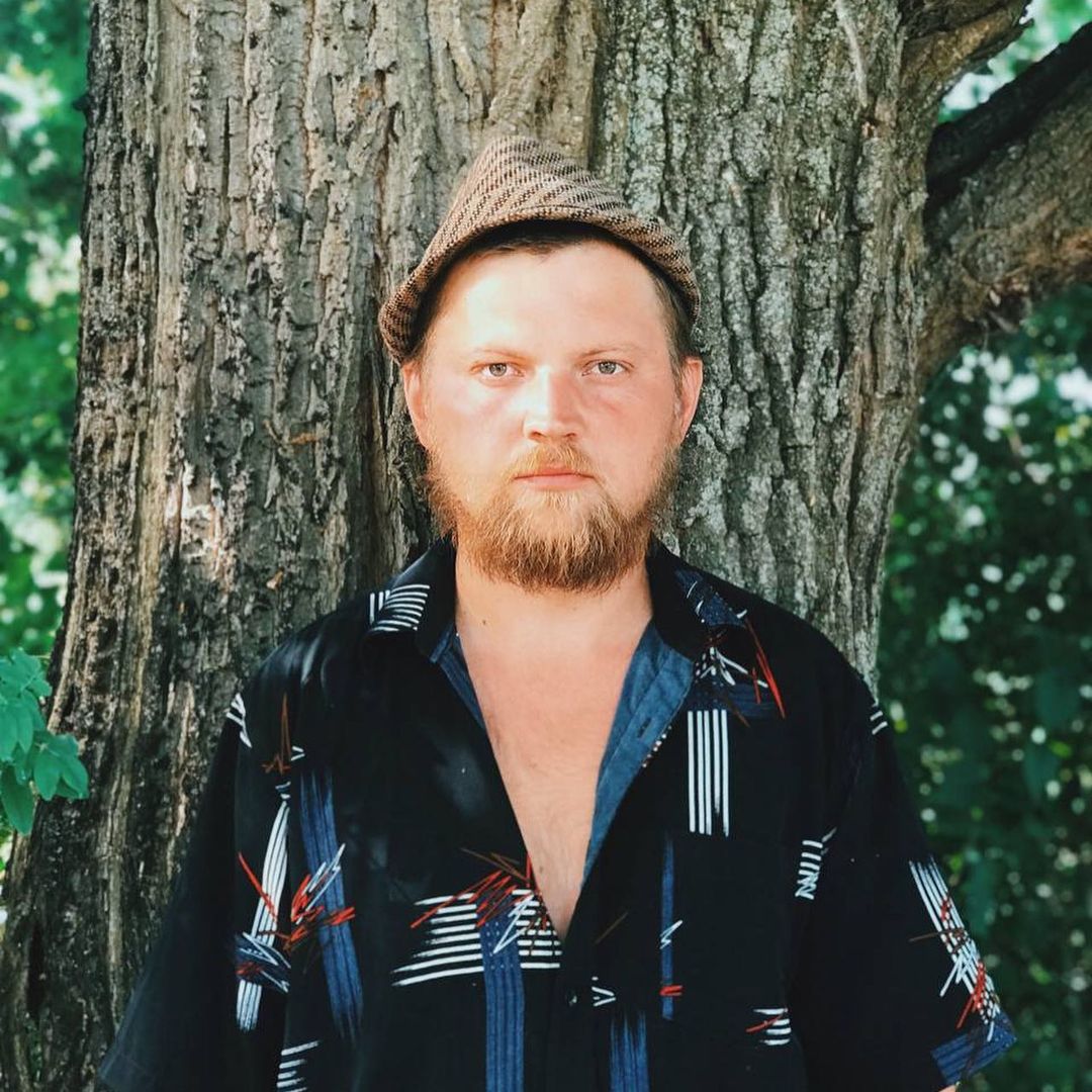 Разрушенная церковь и ГЭС, рассветное поле и плот на реке: на выходных в селе Фомиха 40 театралов из МХАТа читали для зрителей современные пьесы. Чем запомнилась лаборатория драматургии «Сенокос»?