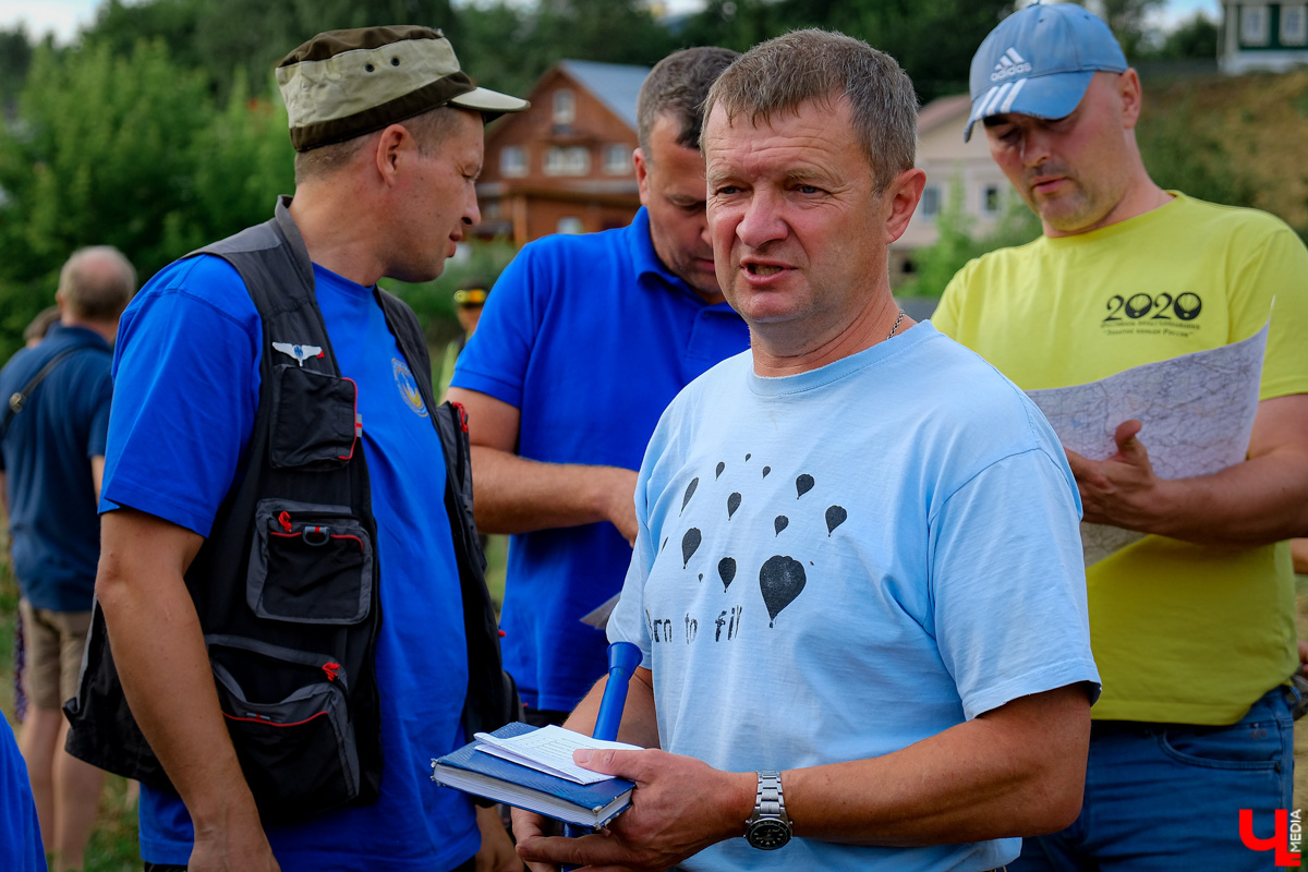 Пилоты из нескольких регионов собрались в Суздале, чтобы показать свое мастерство и покатать зрителей. Но сильный порывистый ветер помешал подняться в воздух.