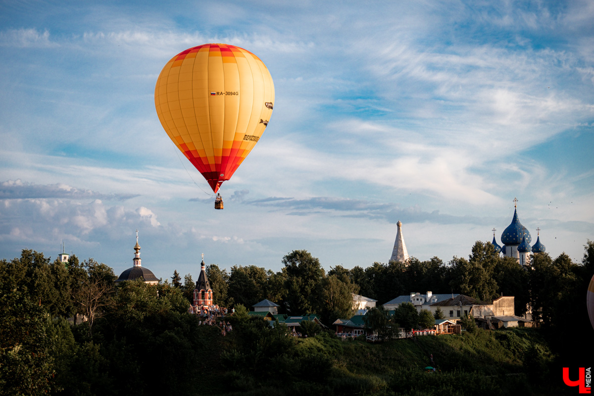 Пилоты из нескольких регионов собрались в Суздале, чтобы показать свое мастерство и покатать зрителей. Но сильный порывистый ветер помешал подняться в воздух.