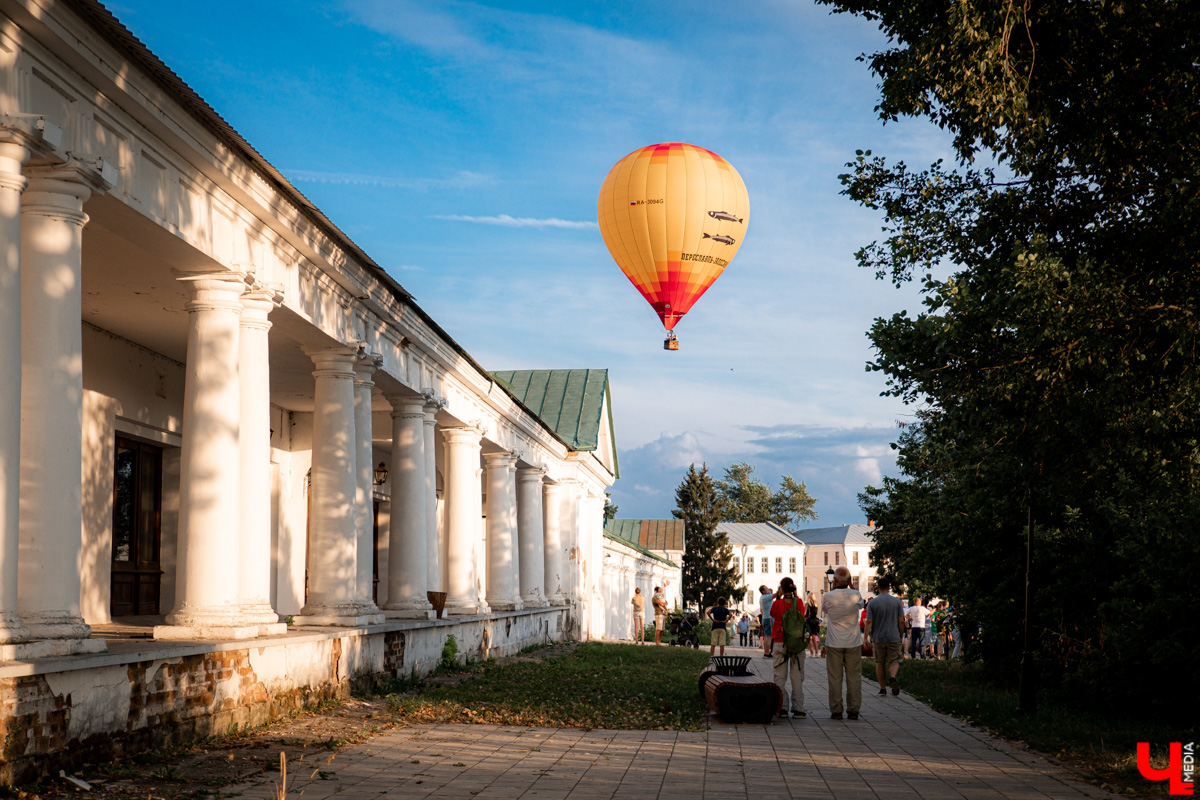Пилоты из нескольких регионов собрались в Суздале, чтобы показать свое мастерство и покатать зрителей. Но сильный порывистый ветер помешал подняться в воздух.
