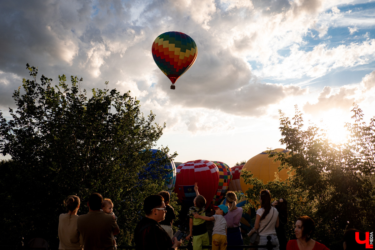 Пилоты из нескольких регионов собрались в Суздале, чтобы показать свое мастерство и покатать зрителей. Но сильный порывистый ветер помешал подняться в воздух.