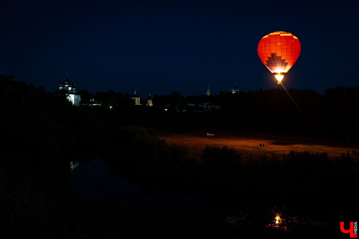 Пилоты из нескольких регионов собрались в Суздале, чтобы показать свое мастерство и покатать зрителей. Но сильный порывистый ветер помешал подняться в воздух.