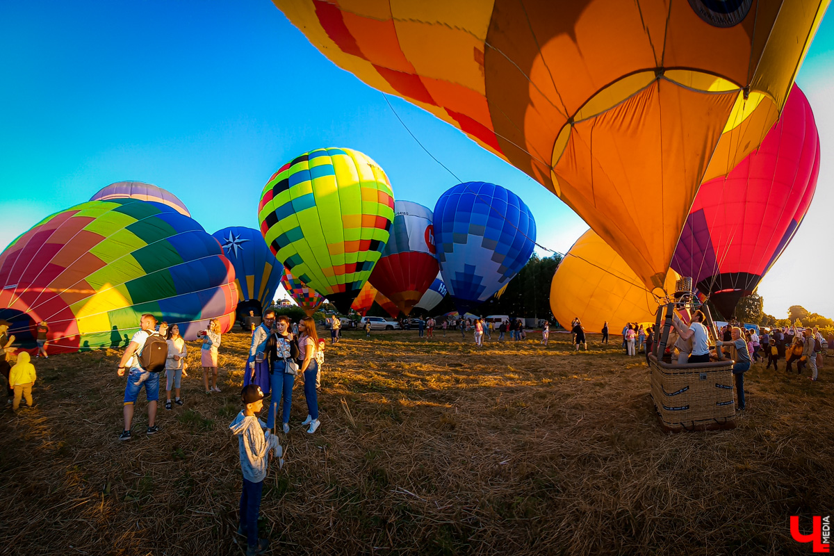 Пилоты из нескольких регионов собрались в Суздале, чтобы показать свое мастерство и покатать зрителей. Но сильный порывистый ветер помешал подняться в воздух.