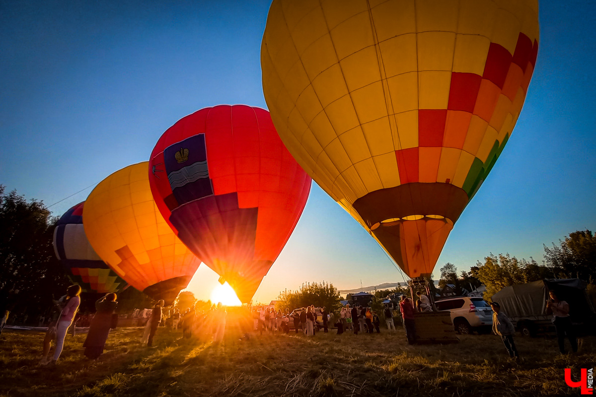 Пилоты из нескольких регионов собрались в Суздале, чтобы показать свое мастерство и покатать зрителей. Но сильный порывистый ветер помешал подняться в воздух.