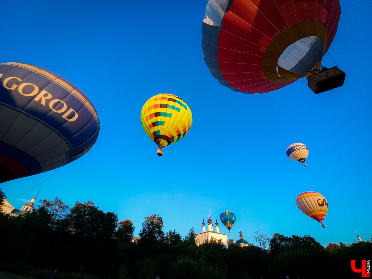 Пилоты из нескольких регионов собрались в Суздале, чтобы показать свое мастерство и покатать зрителей. Но сильный порывистый ветер помешал подняться в воздух.