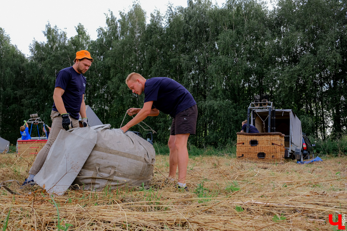 Пилоты из нескольких регионов собрались в Суздале, чтобы показать свое мастерство и покатать зрителей. Но сильный порывистый ветер помешал подняться в воздух.