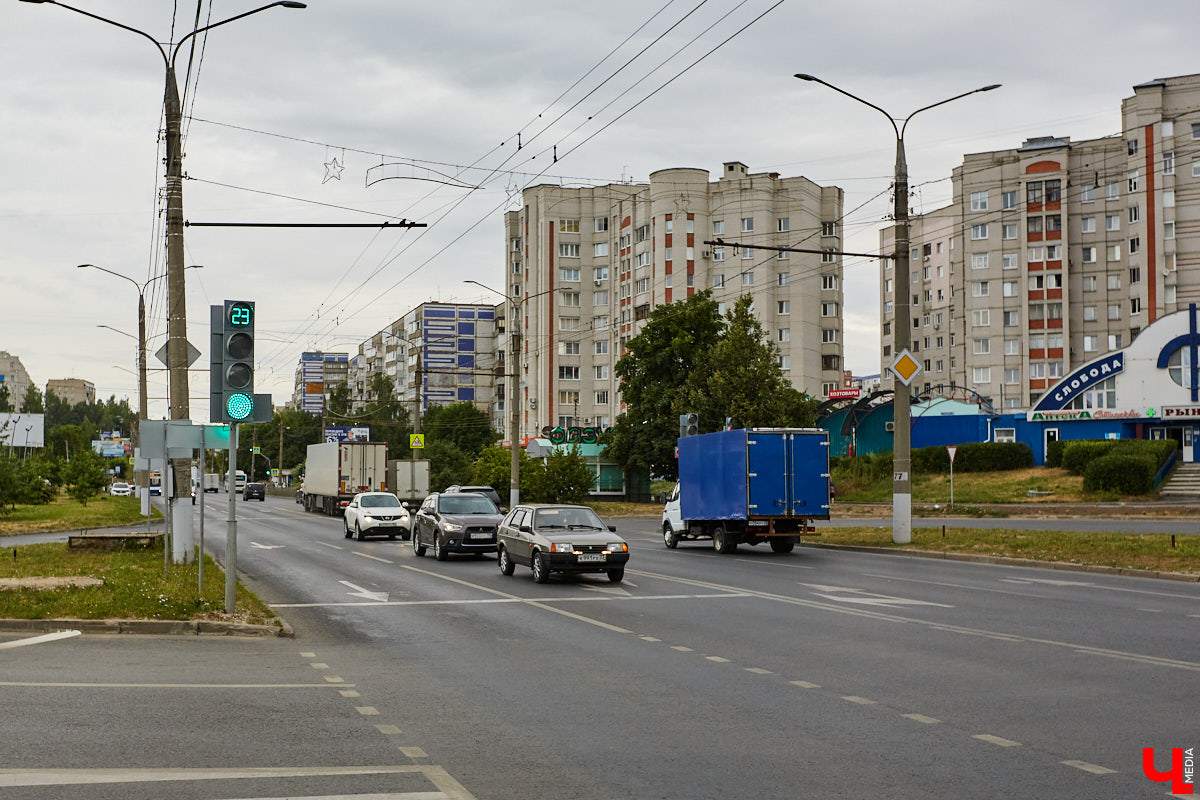 На одном из самых опасных переходов в центре, наконец, появились искусственные барьеры. Что об этом думают урбанисты, и какие еще дорожные новинки появились в городе?