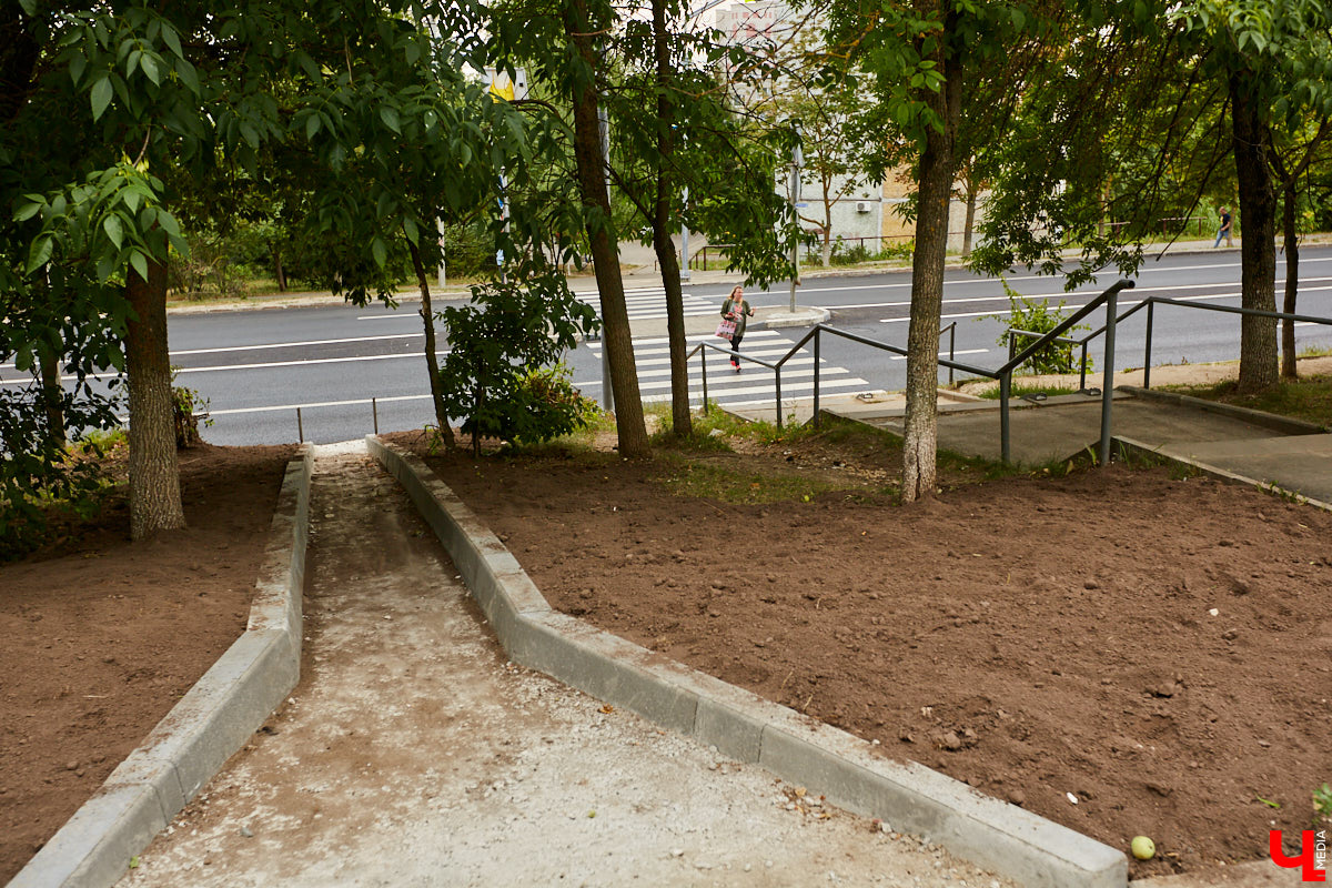 На одном из самых опасных переходов в центре, наконец, появились искусственные барьеры. Что об этом думают урбанисты, и какие еще дорожные новинки появились в городе?