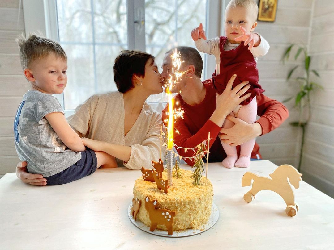 Знакомимся с творческой семьей Ёжкиных, которая организует тревел-пленэры по области и готовится осуществить давнюю мечту - открыть собственную студию живописи.