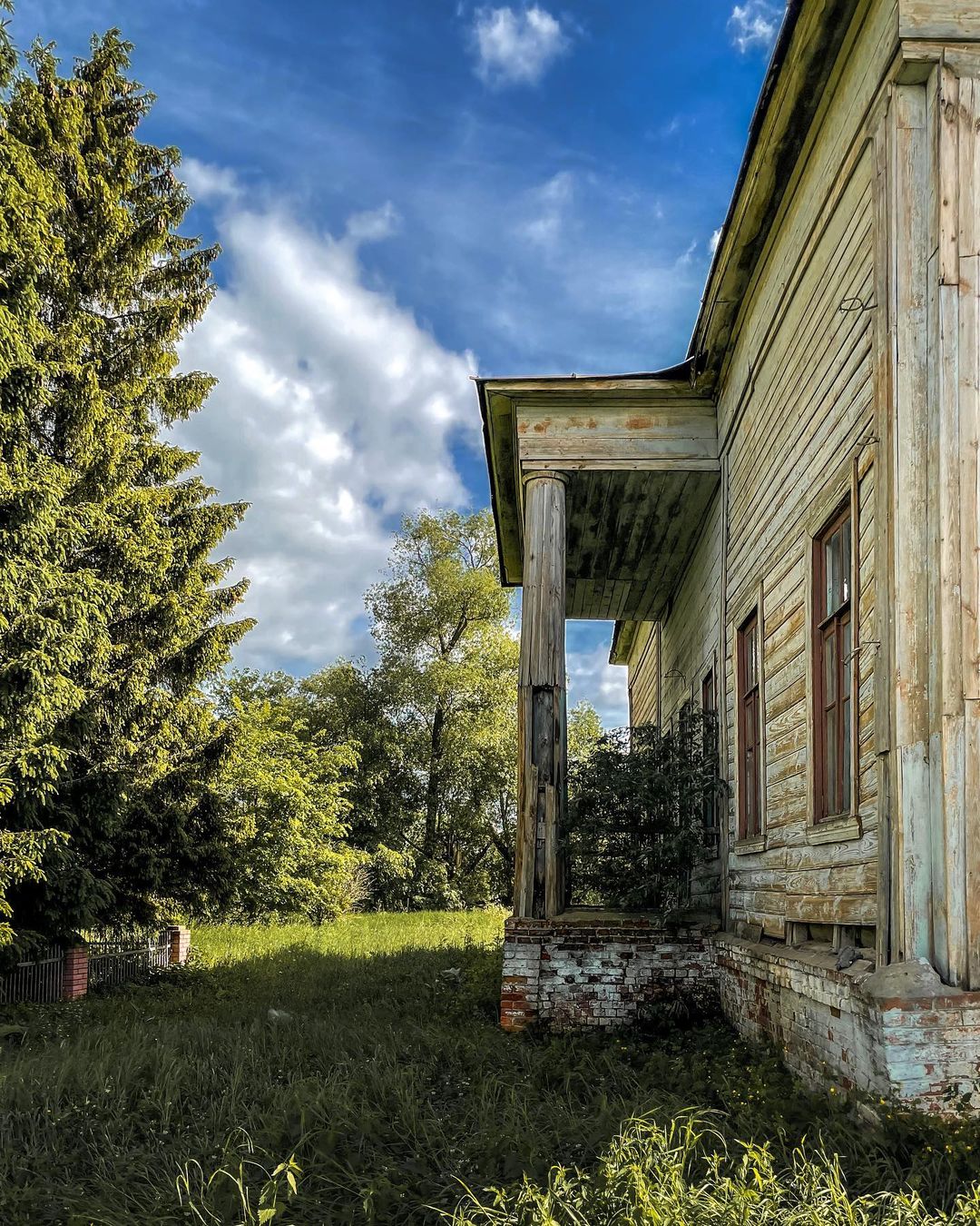 Не заброшка по факту, по сути - забытый памятник архитектуры. Блогер @orange_reality поделилась фотографиями из села Черниж Суздальского района.