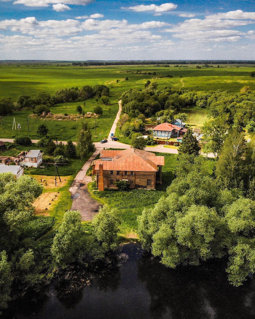 Не заброшка по факту, по сути - забытый памятник архитектуры. Блогер @orange_reality поделилась фотографиями из села Черниж Суздальского района.