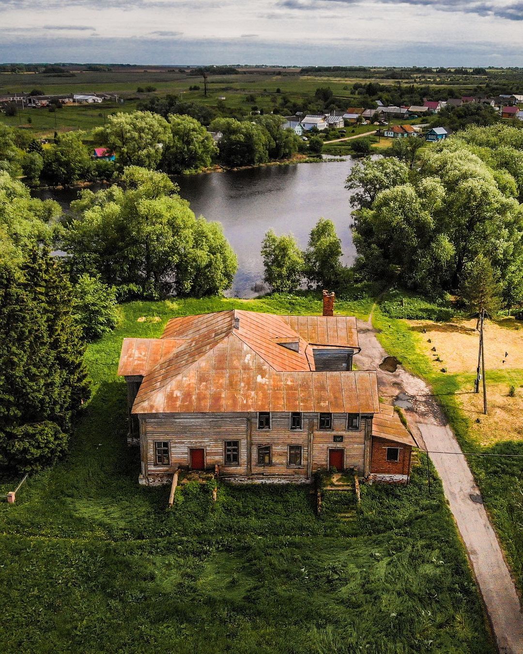 Не заброшка по факту, по сути - забытый памятник архитектуры. Блогер @orange_reality поделилась фотографиями из села Черниж Суздальского района.