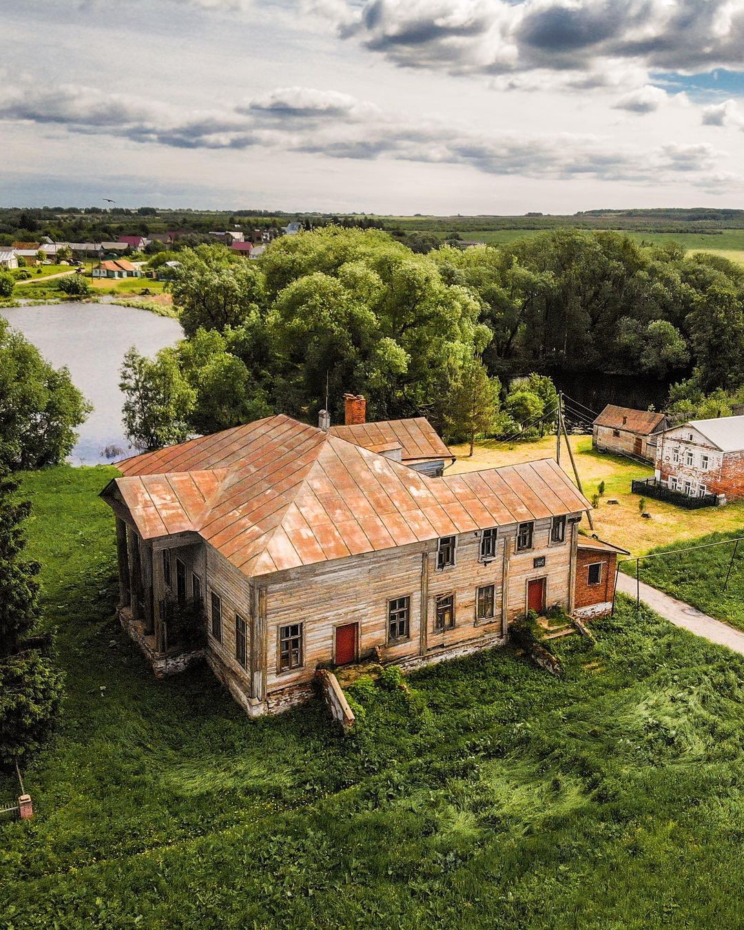 Не заброшка по факту, по сути - забытый памятник архитектуры. Блогер @orange_reality поделилась фотографиями из села Черниж Суздальского района.