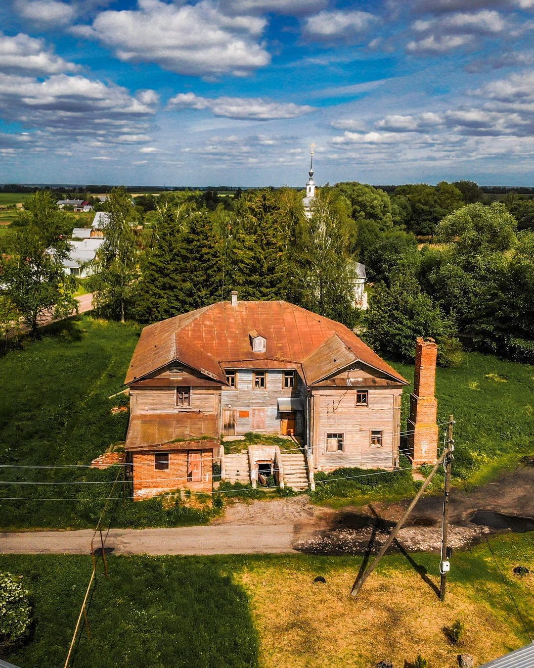Не заброшка по факту, по сути - забытый памятник архитектуры. Блогер @orange_reality поделилась фотографиями из села Черниж Суздальского района.