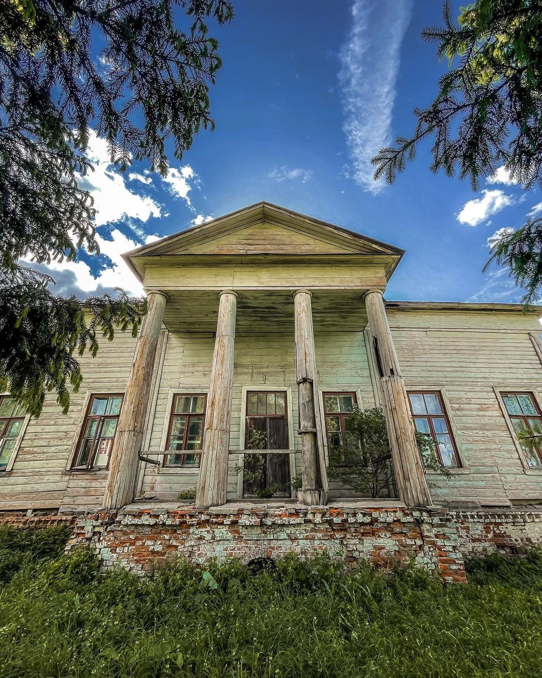 Не заброшка по факту, по сути - забытый памятник архитектуры. Блогер @orange_reality поделилась фотографиями из села Черниж Суздальского района.