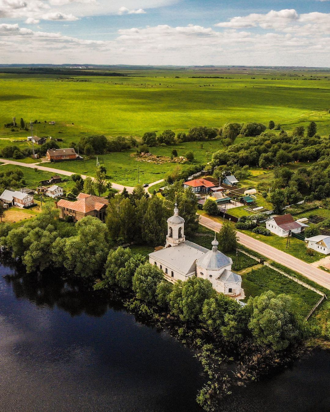 Не заброшка по факту, по сути - забытый памятник архитектуры. Блогер @orange_reality поделилась фотографиями из села Черниж Суздальского района.