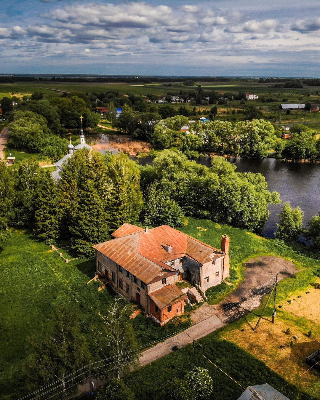 Не заброшка по факту, по сути - забытый памятник архитектуры. Блогер @orange_reality поделилась фотографиями из села Черниж Суздальского района.