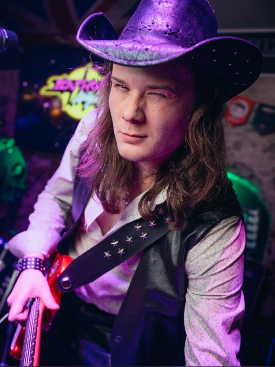 Давненько на владимирской сцене не звучал заводной мелодик-рок в исполнении сексуальных и скандальных Bosphorus Night. И тут, как гром среди ясного неба, — объявление о выступлении команды, которое пройдет 31 июля в «Другом Баре»! Впрочем, ходят слухи, что этот концерт может стать для группы последним.