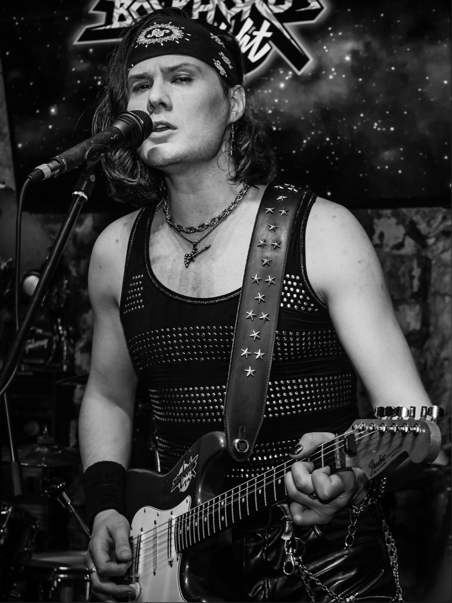 Давненько на владимирской сцене не звучал заводной мелодик-рок в исполнении сексуальных и скандальных Bosphorus Night. И тут, как гром среди ясного неба, — объявление о выступлении команды, которое пройдет 31 июля в «Другом Баре»! Впрочем, ходят слухи, что этот концерт может стать для группы последним.