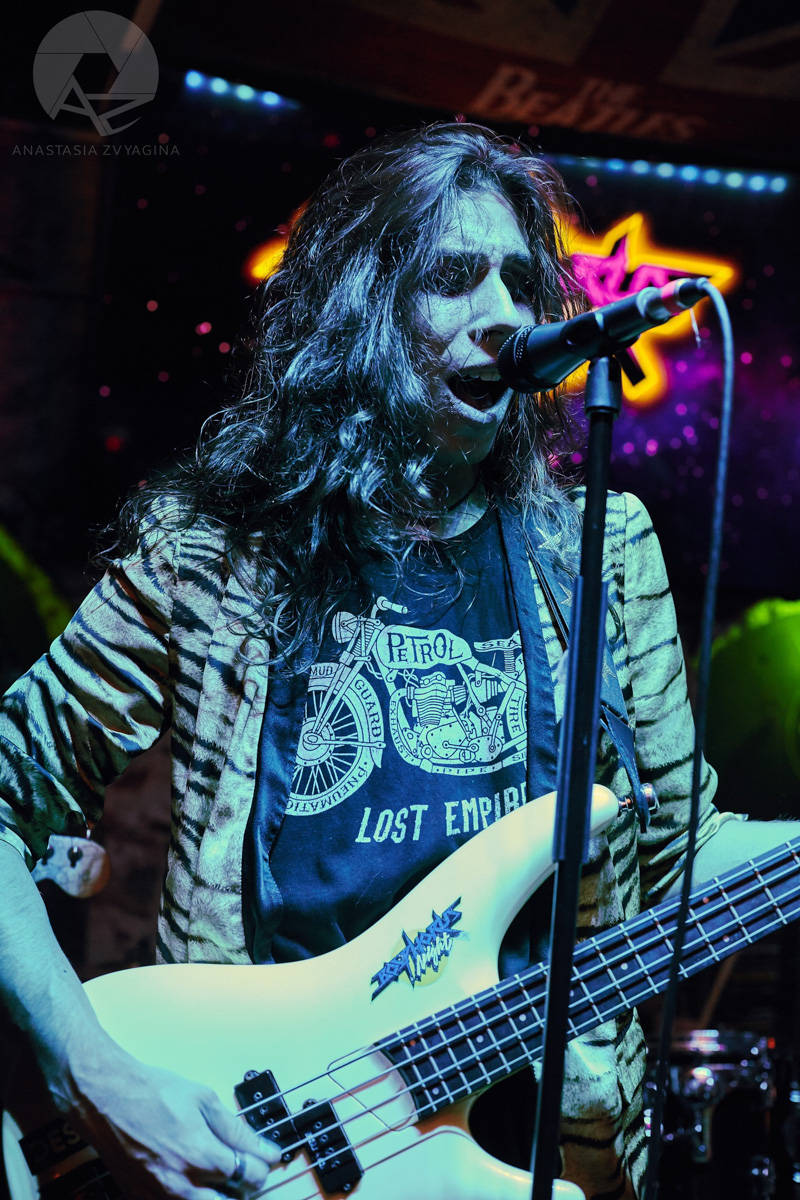 Давненько на владимирской сцене не звучал заводной мелодик-рок в исполнении сексуальных и скандальных Bosphorus Night. И тут, как гром среди ясного неба, — объявление о выступлении команды, которое пройдет 31 июля в «Другом Баре»! Впрочем, ходят слухи, что этот концерт может стать для группы последним.