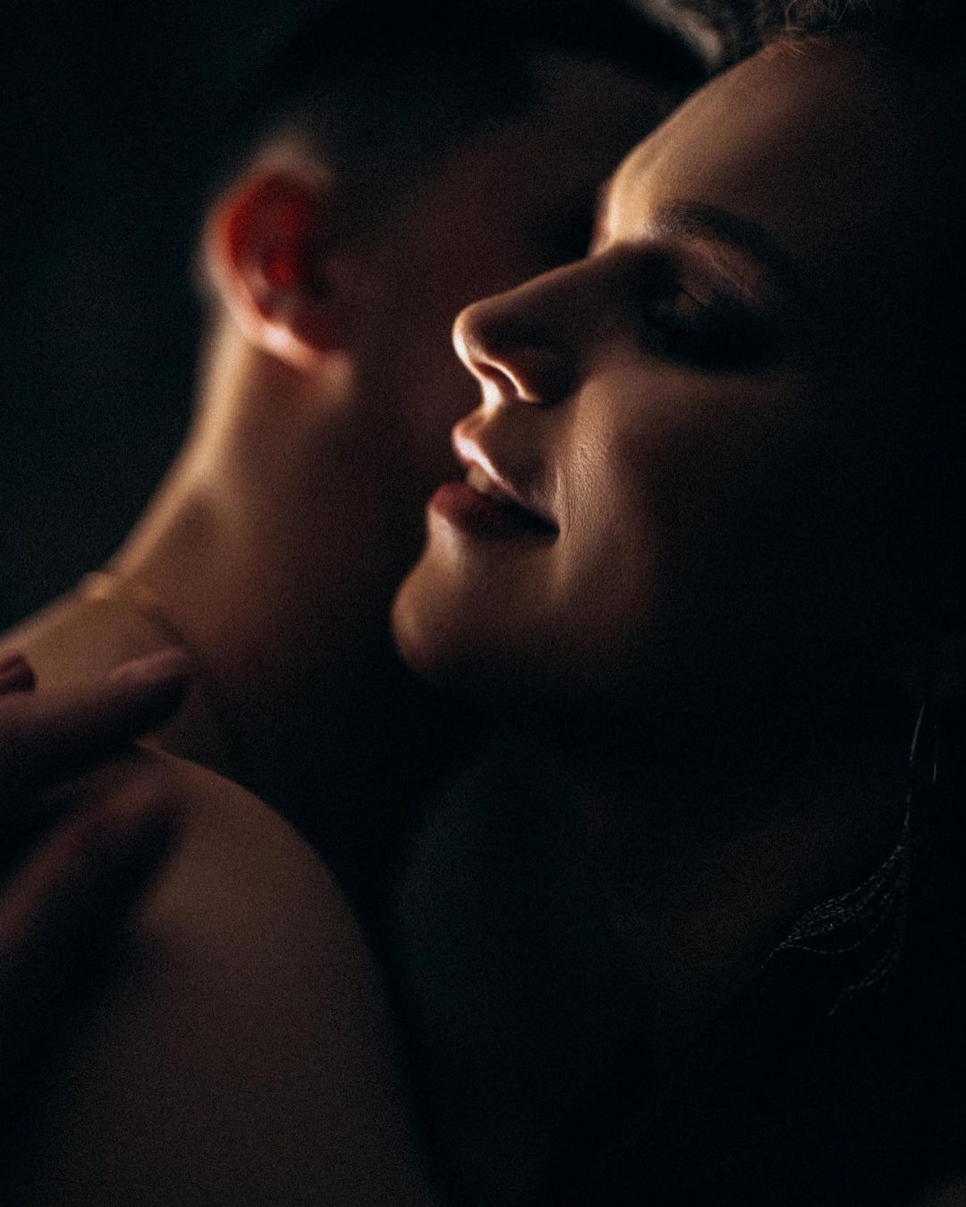 Владимирский фотограф Руслан Васильев, фиксирующий неподдельные эмоции, отвечает на неудобные вопросы о романтических фотосъемках.