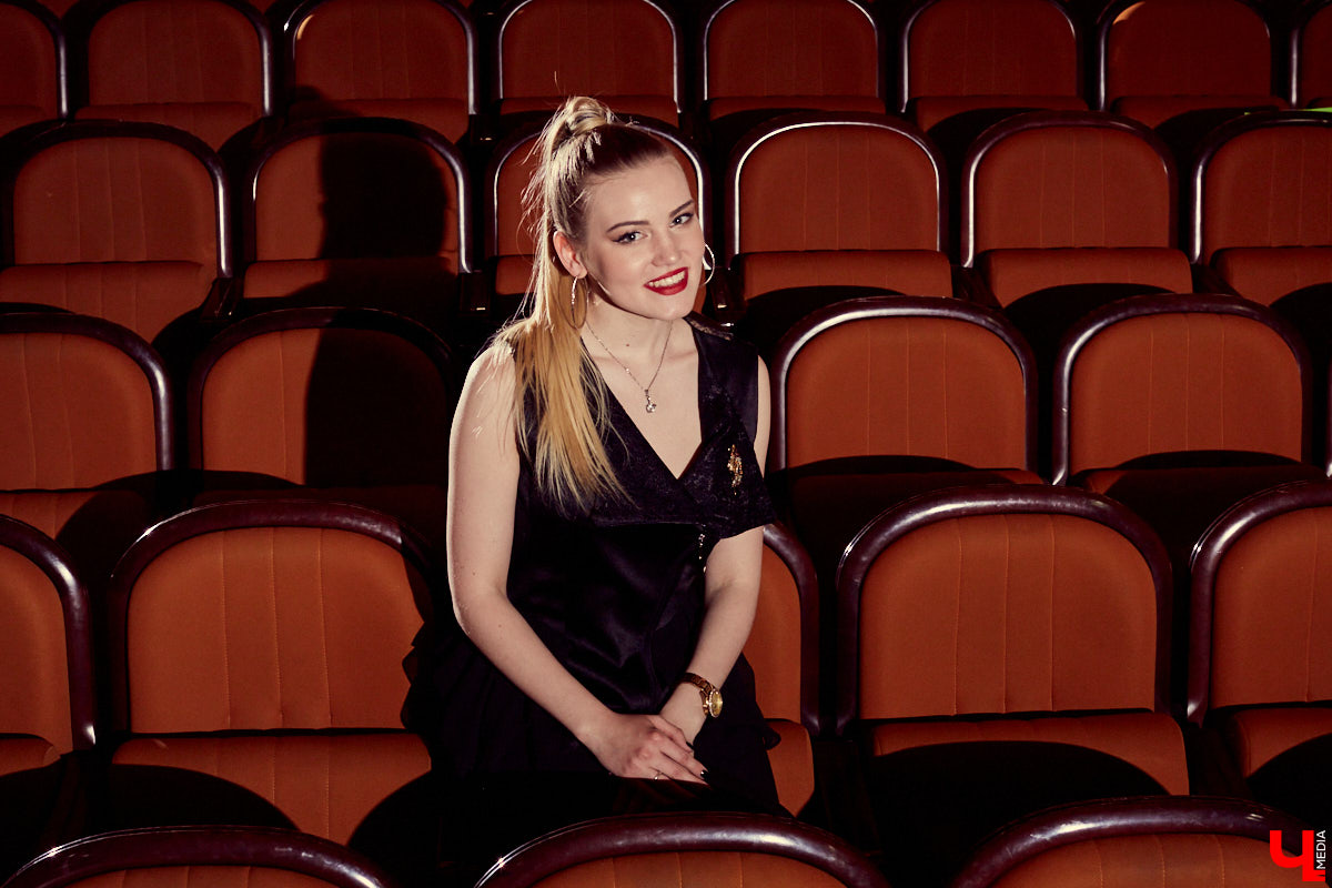 Год Виктория Круглова ждала, и в прошлую пятницу выпускная вечеринка с подачи зав. кафедрой МГИКа Ларисы Долиной состоялась! Концерт, во время которого владимирская вокалистка спела вместе с Алексеем Чумаковым, непередаваемо вдохновилась и записала десятки Stories специально для «Ключ-Медиа».