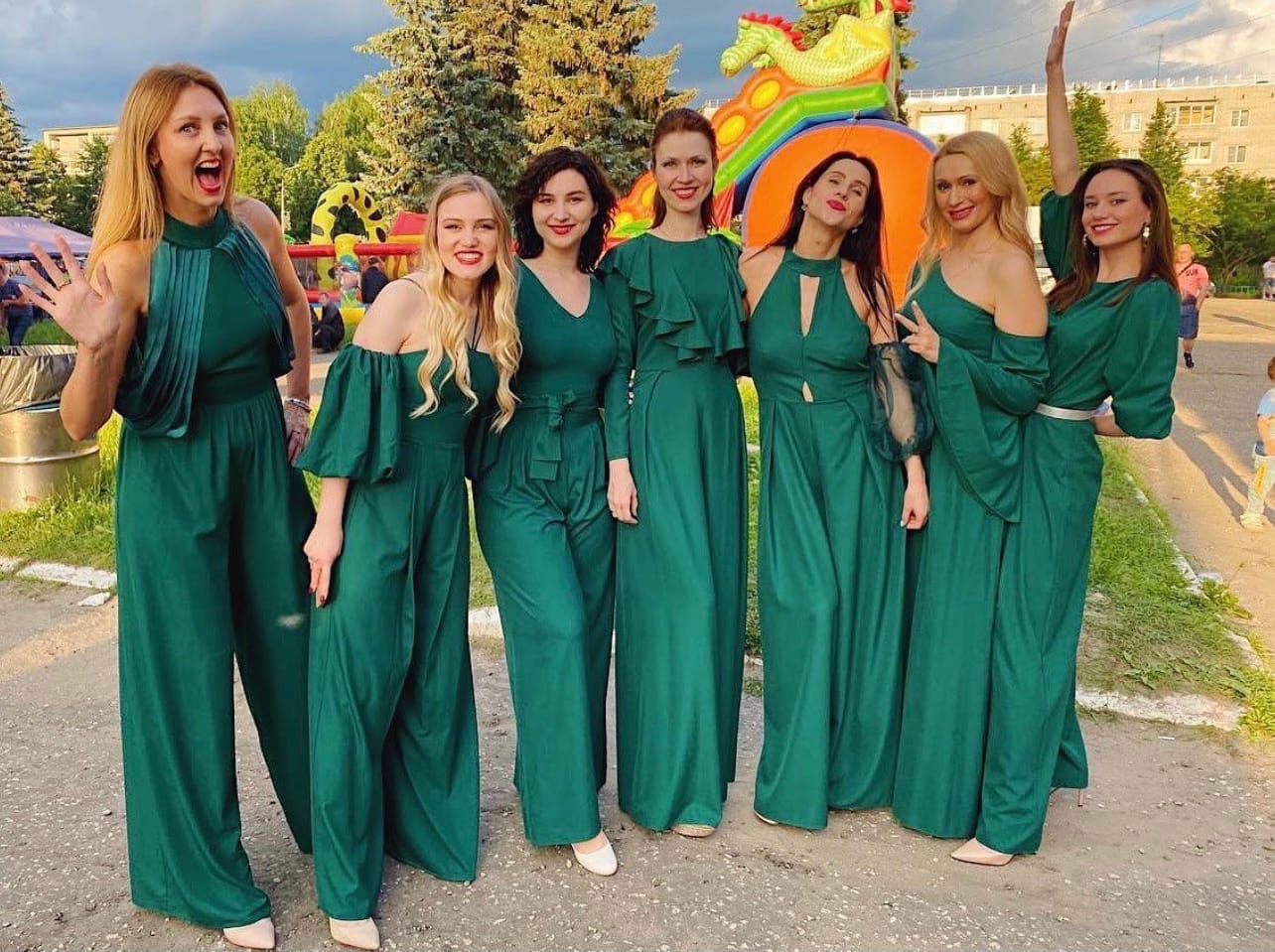 Год Виктория Круглова ждала, и в прошлую пятницу выпускная вечеринка с подачи зав. кафедрой МГИКа Ларисы Долиной состоялась! Концерт, во время которого владимирская вокалистка спела вместе с Алексеем Чумаковым, непередаваемо вдохновилась и записала десятки Stories специально для «Ключ-Медиа».