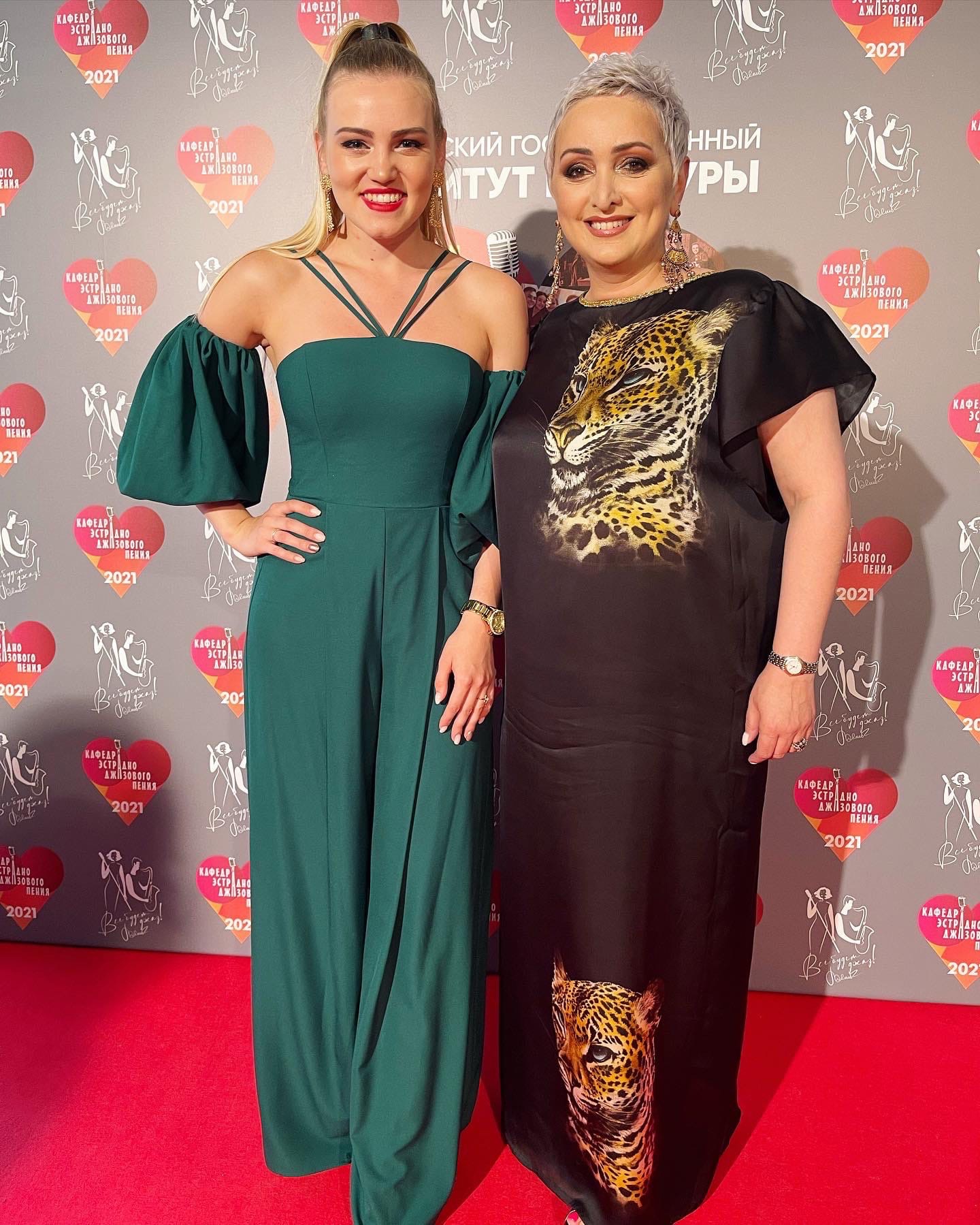 Год Виктория Круглова ждала, и в прошлую пятницу выпускная вечеринка с подачи зав. кафедрой МГИКа Ларисы Долиной состоялась! Концерт, во время которого владимирская вокалистка спела вместе с Алексеем Чумаковым, непередаваемо вдохновилась и записала десятки Stories специально для «Ключ-Медиа».