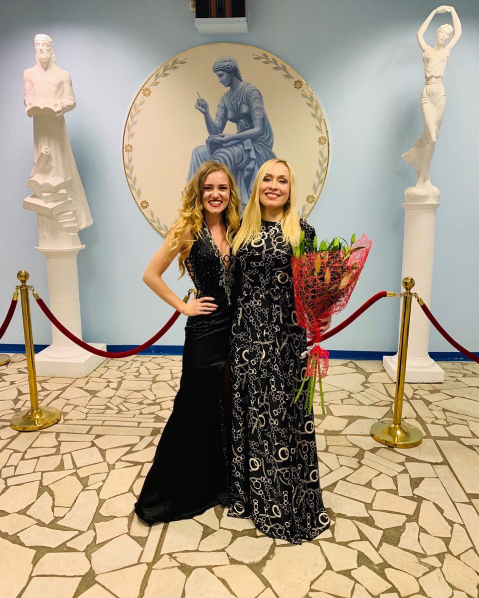 Год Виктория Круглова ждала, и в прошлую пятницу выпускная вечеринка с подачи зав. кафедрой МГИКа Ларисы Долиной состоялась! Концерт, во время которого владимирская вокалистка спела вместе с Алексеем Чумаковым, непередаваемо вдохновилась и записала десятки Stories специально для «Ключ-Медиа».