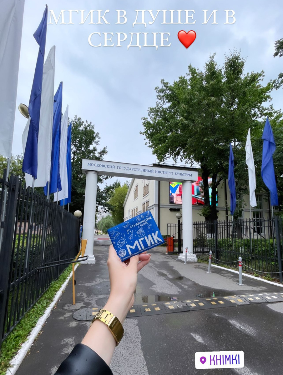 Год Виктория Круглова ждала, и в прошлую пятницу выпускная вечеринка с подачи зав. кафедрой МГИКа Ларисы Долиной состоялась! Концерт, во время которого владимирская вокалистка спела вместе с Алексеем Чумаковым, непередаваемо вдохновилась и записала десятки Stories специально для «Ключ-Медиа».