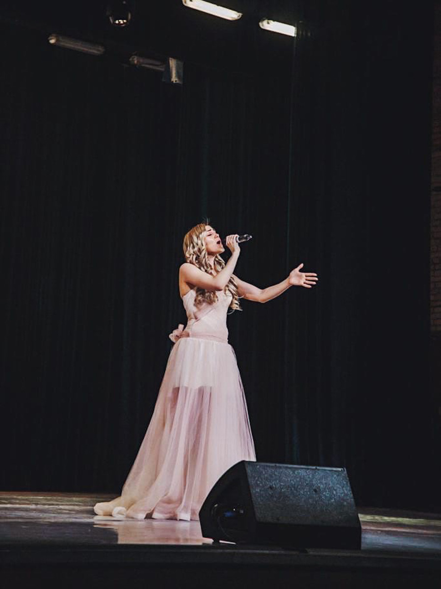 Год Виктория Круглова ждала, и в прошлую пятницу выпускная вечеринка с подачи зав. кафедрой МГИКа Ларисы Долиной состоялась! Концерт, во время которого владимирская вокалистка спела вместе с Алексеем Чумаковым, непередаваемо вдохновилась и записала десятки Stories специально для «Ключ-Медиа».