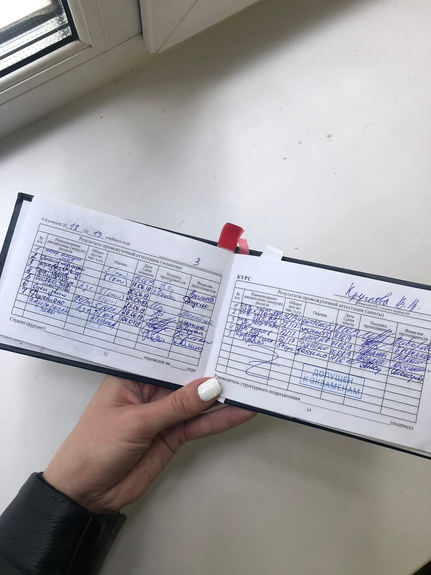 Год Виктория Круглова ждала, и в прошлую пятницу выпускная вечеринка с подачи зав. кафедрой МГИКа Ларисы Долиной состоялась! Концерт, во время которого владимирская вокалистка спела вместе с Алексеем Чумаковым, непередаваемо вдохновилась и записала десятки Stories специально для «Ключ-Медиа».