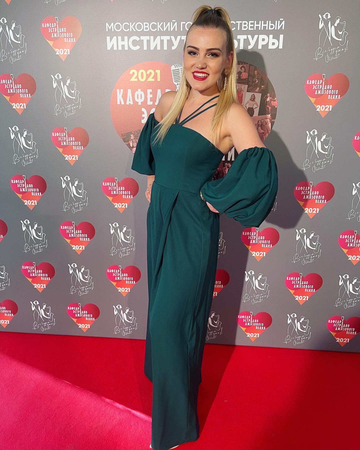 Год Виктория Круглова ждала, и в прошлую пятницу выпускная вечеринка с подачи зав. кафедрой МГИКа Ларисы Долиной состоялась! Концерт, во время которого владимирская вокалистка спела вместе с Алексеем Чумаковым, непередаваемо вдохновилась и записала десятки Stories специально для «Ключ-Медиа».